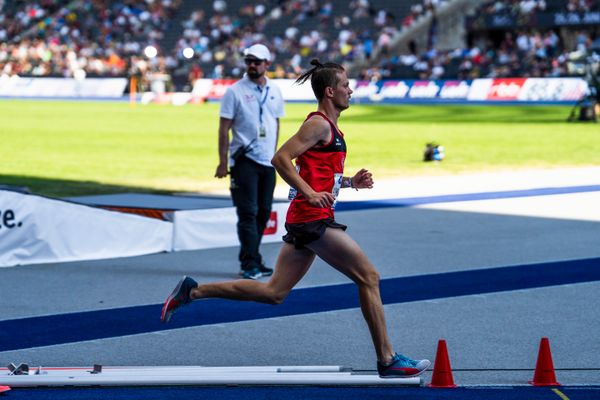 3000m Start mit Nils Huhtakangas (LG Osnabrueck) waehrend der deutschen Leichtathletik-Meisterschaften im Olympiastadion am 26.06.2022 in Berlin